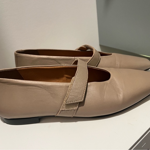 L'INTERVALLE Tan Flats - Picture 2 of 4